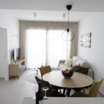 Eethoek en woonkamer vanuit de keuken